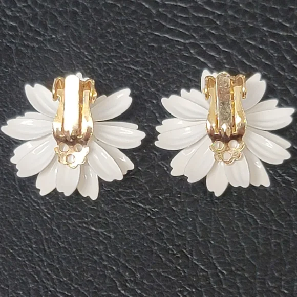 Vintage Yellow & White Daisy Enamel Metal Earrings, Clip On - Estate - Picture 4 of 5